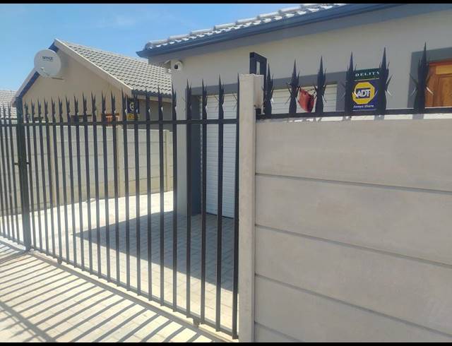 2 BEDROOM HOUSE FOR SALE IN GROENHEUWEL